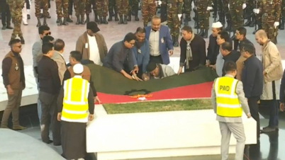 স্বামীর পাশে চিরনিদ্রায় খালেদা জিয়া স্বামীর পাশে চিরনিদ্রায় খালেদা জিয়া